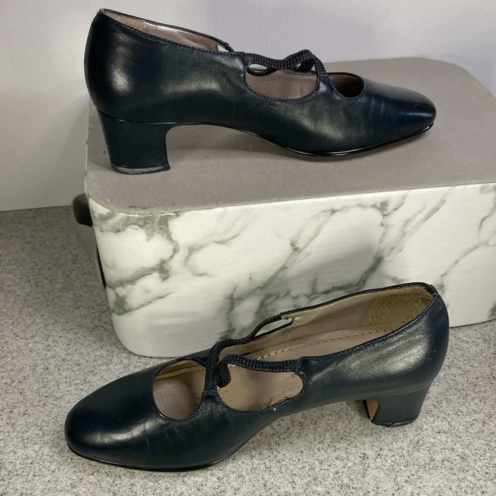 Trotters 5n dark gray/blue 1.5” square heel with stretch cross fronts. Box 3‎